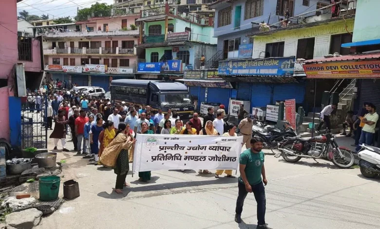 हेलंग मारवाड़ी बाईपास के विरोध में जोशीमठ बाजार बंद