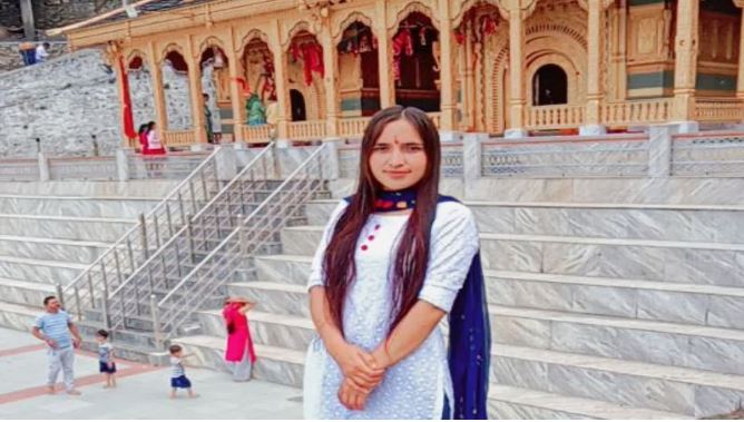 डीएवी कॉलेज में हुईं लड़की की मौत मामले को लेकर आक्रोशित छात्र चढ़े टॉवर पर