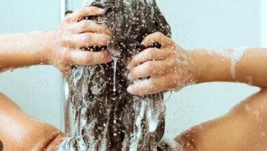 सर्दियों में गर्म पानी से बाल धोने के फायदे या नुकसान, ये रहा जवाब