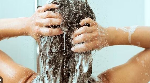 सर्दियों में गर्म पानी से बाल धोने के फायदे या नुकसान, ये रहा जवाब सर्दियों में गर्म पानी से बाल धोने के फायदे या नुकसान, ये रहा जवाब