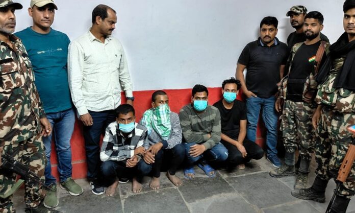 रिलायंस ज्वैलरी शोरूम लूट प्रकरण– चारों अभियुक्तों का ट्रांजिट रिमांड स्वीकृत, लाए जा रहे हैं देहरादून रिलायंस ज्वैलरी शोरूम लूट प्रकरण– चारों अभियुक्तों का ट्रांजिट रिमांड स्वीकृत, लाए जा रहे हैं देहरादून