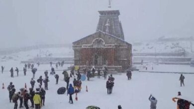 बर्फबारी के चलते केदारनाथ में बढ़ी ठंड