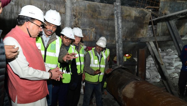 मैनुअली खुदाई से फंसे मजदूरों के बीच की दूरी घटी, आज होगा ब्रेक थ्रू मैनुअली खुदाई से फंसे मजदूरों के बीच की दूरी घटी, आज होगा ब्रेक थ्रू