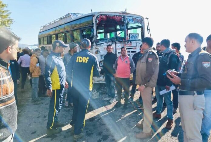 दो बसों की आमने सामने हुई टक्कर, एसडीआरएफ ने घायलों को रेस्क्यू कर पहुंचाया अस्पताल