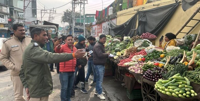 अतिक्रमण हटाया, 60 हजार जुर्माना वसूला