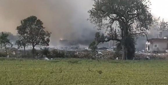 मध्य प्रदेश के हरदा में पटाखा फैक्ट्री में हुआ भीषण विस्फोट, 6 की मौत मध्य प्रदेश के हरदा में पटाखा फैक्ट्री में हुआ भीषण विस्फोट, 6 की मौत