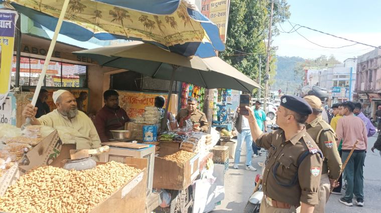 सत्यापन न कराना 19 मकान मालिकों को पड़ा भारी, पौड़ी पुलिस ने लाखों का जुर्माना लगाकर निभायी जिम्मेदारी सत्यापन न कराना 19 मकान मालिकों को पड़ा भारी, पौड़ी पुलिस ने लाखों का जुर्माना लगाकर निभायी जिम्मेदारी