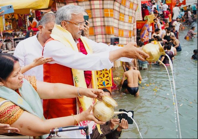 पूर्व मुख्यमंत्री त्रिवेंद्र सिंह रावत ने हरकी पैड़ी पहुंचकर की पूजा- अर्चना