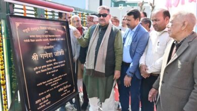 गंगोत्री विहार में पार्क का लोकार्पण करते कैबिनेट मंत्री गणेश जोशी