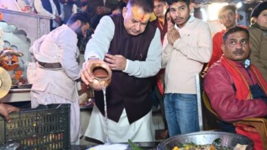 महाशिवरात्रि के पावन अवसर पर कैबिनेट मंत्री गणेश जोशी ने टपकेश्वर मंदिर पहुंचकर किया जलाभिषेक