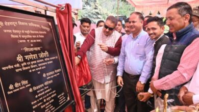 सेरकी में ₹ 284.99 लाख की लागत से विभिन्न विकास योजनाओं का लोकार्पण एवं शिलान्यास करते कैबिनेट मंत्री गणेश जोशी