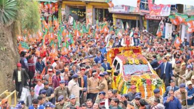 सीमांत उत्तरकाशी में सीएम के रोड शो में जनता ने बढ़ चढ़ कर की भागीदारी 