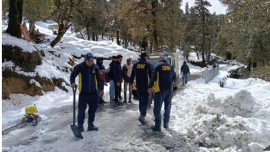 एसडीआरएफ ने रुद्रप्रयाग – चोपता के बीच फंसे पर्यटक दल को बचाया