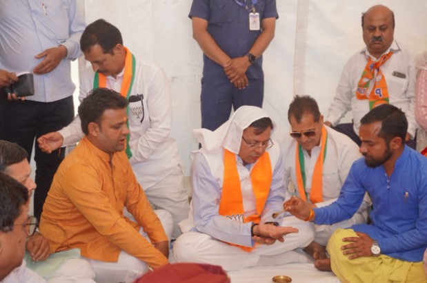 मुख्यमंत्री पुष्कर सिंह धामी ने आईडीपीएल हॉकी मैदान पहुंचकर किया भूमि पूजन मुख्यमंत्री पुष्कर सिंह धामी ने आईडीपीएल हॉकी मैदान पहुंचकर किया भूमि पूजन