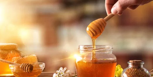 खाने के अलावा स्किन के लिए भी काफी फायदेमंद है शहद, ऐसे करें फेस पर इसका इस्तेमाल खाने के अलावा स्किन के लिए भी काफी फायदेमंद है शहद, ऐसे करें फेस पर इसका इस्तेमाल