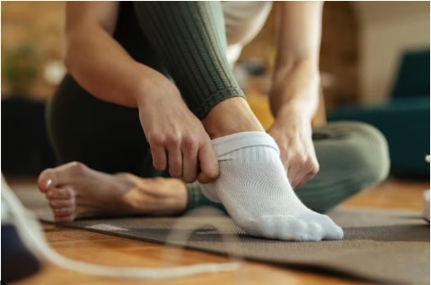 पांव में पाउडर लगाकर सॉक्स पहनने से क्या पैरों को मिलता है आराम? पांव में पाउडर लगाकर सॉक्स पहनने से क्या पैरों को मिलता है आराम?