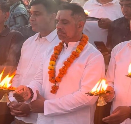 रॉबर्ट वाड्रा पहुंचे ऋषिकेश, गंगा आरती में किया प्रतिभाग रॉबर्ट वाड्रा पहुंचे ऋषिकेश, गंगा आरती में किया प्रतिभाग