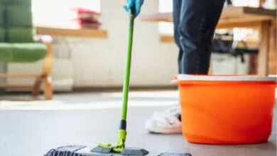 रोजाना घर में पोछा लगाने से पोछा पड़ गया है काला? तो इन ट्रिक्स को आज से अपना लें