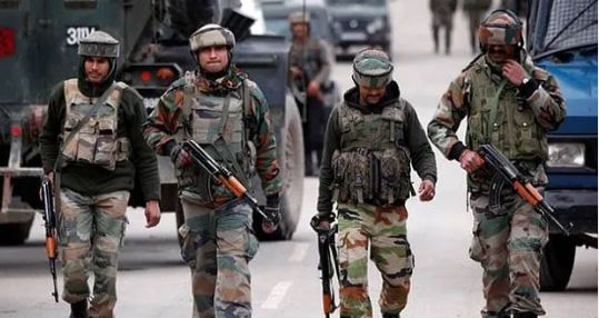 सुरक्षाबलों ने वायुसेना के काफिले पर आतंकी हमला करने वाले तीन आतंकवादियों को किया ढेर सुरक्षाबलों ने वायुसेना के काफिले पर आतंकी हमला करने वाले तीन आतंकवादियों को किया ढेर