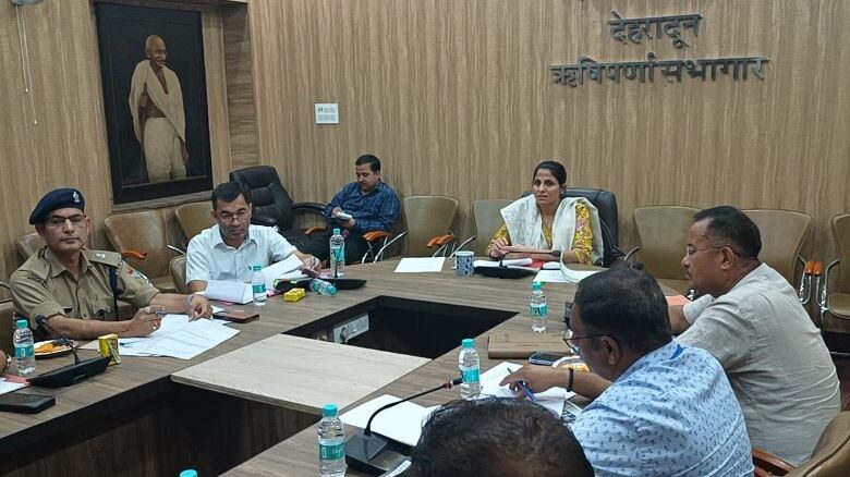 जिलाधिकारी की अध्यक्षता में आयोजित की गई सड़क सुरक्षा समिति की बैठक जिलाधिकारी की अध्यक्षता में आयोजित की गई सड़क सुरक्षा समिति की बैठक