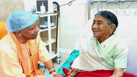 सीएम योगी ने एम्स में भर्ती अपनी मां से मुलाकात कर ली स्वास्थ्य की जानकारी सीएम योगी ने एम्स में भर्ती अपनी मां से मुलाकात कर ली स्वास्थ्य की जानकारी