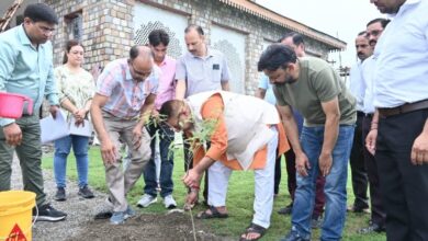 ‘एक पेड़ मां के नाम’ अभियान के तहत वृक्षारोपण करते सैनिक कल्याण मंत्री गणेश जोशी