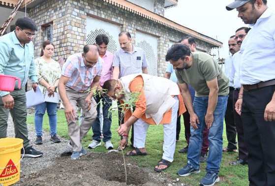 ‘एक पेड़ मां के नाम’ अभियान के तहत वृक्षारोपण करते सैनिक कल्याण मंत्री गणेश जोशी