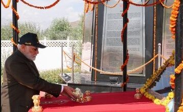 लद्दाख पहुंचे पीएम मोदी, कारगिल वॉर मेमोरियल पर शहीदों को दी श्रद्धांजलि