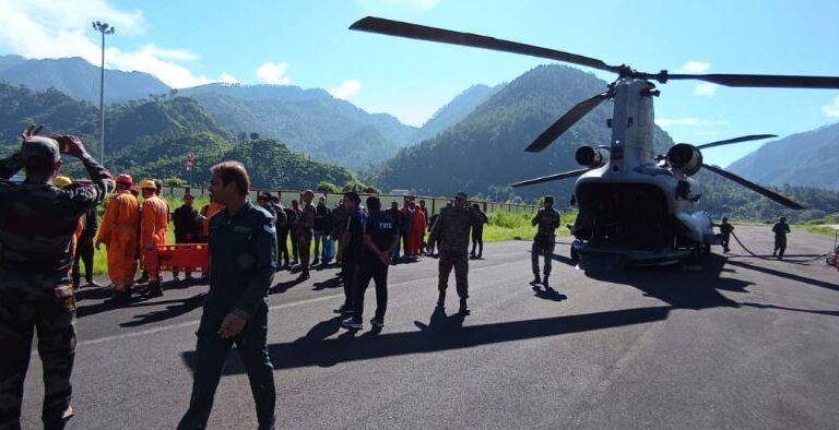 केदारघाटी में मौसम साफ, चिनूक व एमआई से श्रद्धालुओं को किया गया एयरलिफ्ट केदारघाटी में मौसम साफ, चिनूक व एमआई से श्रद्धालुओं को किया गया एयरलिफ्ट