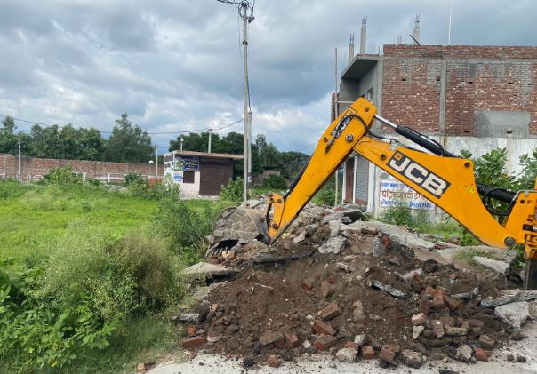 हरिद्वार जिले में कई बीघा अवैध प्लाटिंग ध्वस्त हरिद्वार जिले में कई बीघा अवैध प्लाटिंग ध्वस्त