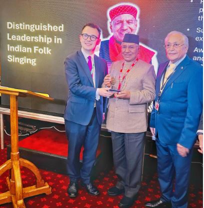 ब्रिटेन की यात्रा से लौटे प्रख्यात लोकगायक नरेंद्र सिंह नेगी ब्रिटेन की यात्रा से लौटे प्रख्यात लोकगायक नरेंद्र सिंह नेगी