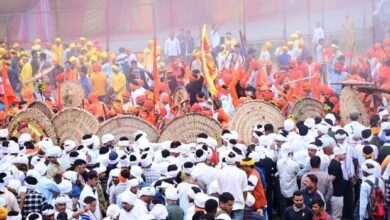 चंपावत जिले में 11 मिनट तक हुई पत्थर व फूलों की बौछार