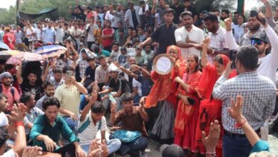 “पेपर लीक प्रकरण: सीएम धामी ने अनशनकारी कोरंगा से की बातचीत, मांगों पर दिया आश्वासन”