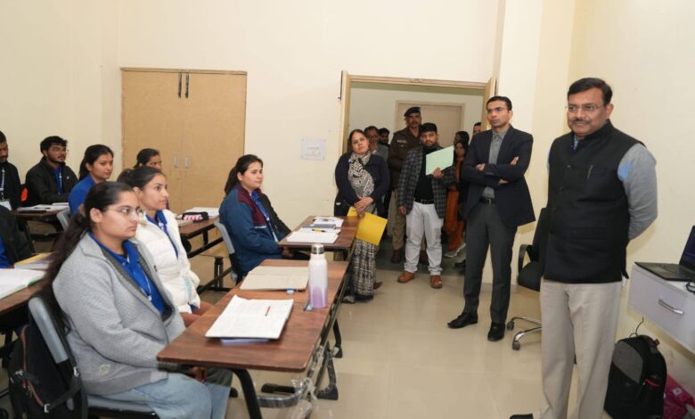 मुख्य सचिव आनन्द बर्द्धन ने बुधवार को देहरादून जनपद में कौशल विकास एवं सेवायोजन विभाग के अंतर्गत संचालित स्किल हब सहसपुर का दौरा किया। मुख्य सचिव आनन्द बर्द्धन ने बुधवार को देहरादून जनपद में कौशल विकास एवं सेवायोजन विभाग के अंतर्गत संचालित स्किल हब सहसपुर का दौरा किया।