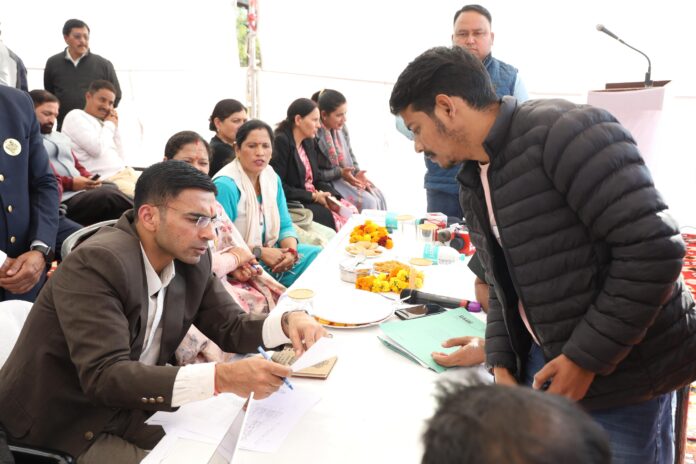 मृत्यु प्रमाण पत्र प्रकरण में लापरवाही; डीएम ने डीपीआरओ का रोका वेतन तो जारी हुए प्रमाण पत्र मृत्यु प्रमाण पत्र प्रकरण में लापरवाही; डीएम ने डीपीआरओ का रोका वेतन तो जारी हुए प्रमाण पत्र