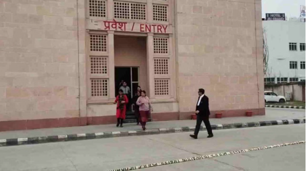 दून जिला न्यायालय को फिर बम से उड़ाने की धमकी, कोर्ट परिसर खाली कराया, बम निरोधक दस्ता टीम पहुंची. दून जिला न्यायालय को फिर बम से उड़ाने की धमकी, कोर्ट परिसर खाली कराया, बम निरोधक दस्ता टीम पहुंची.